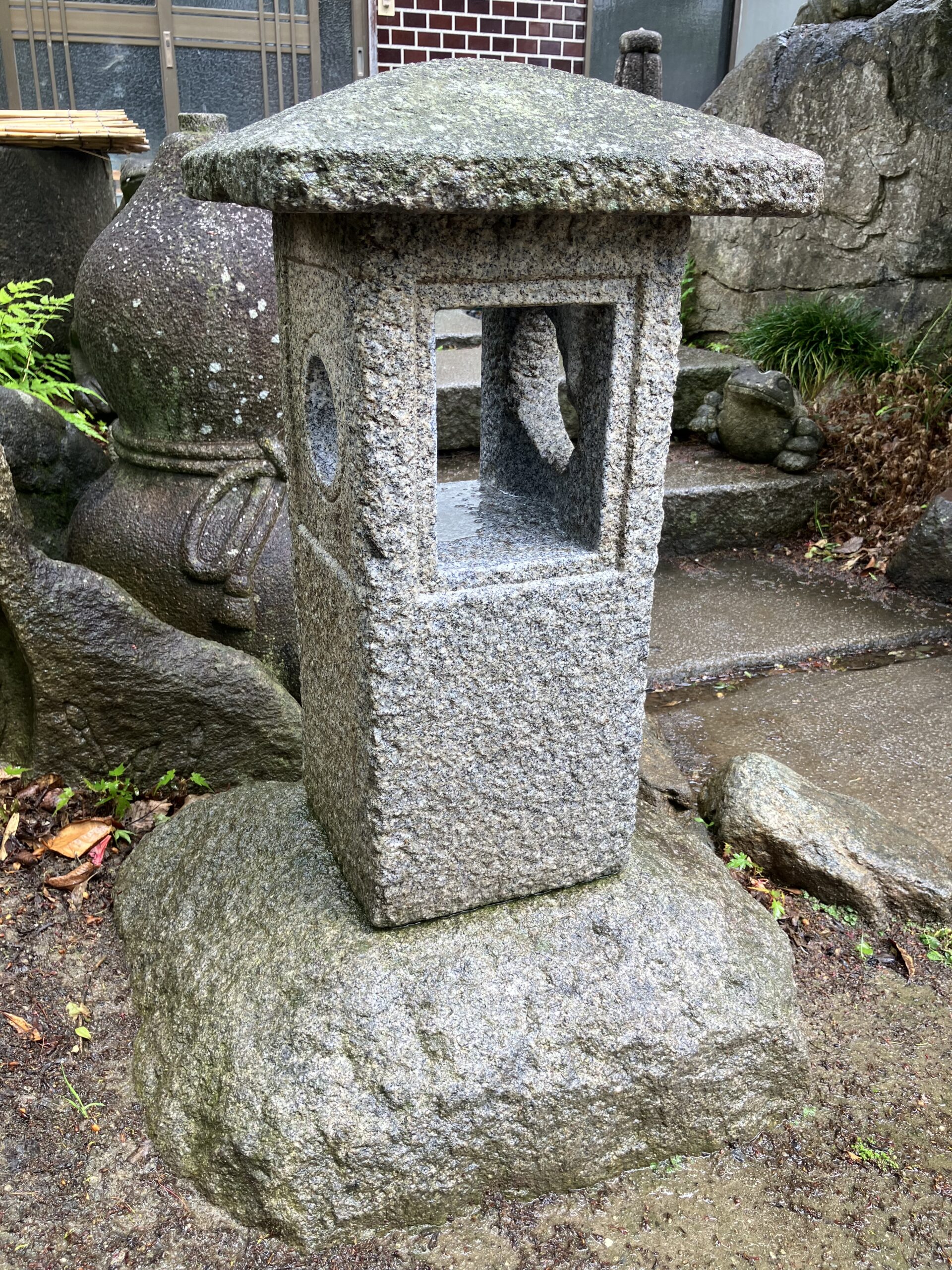 足元形石灯籠
