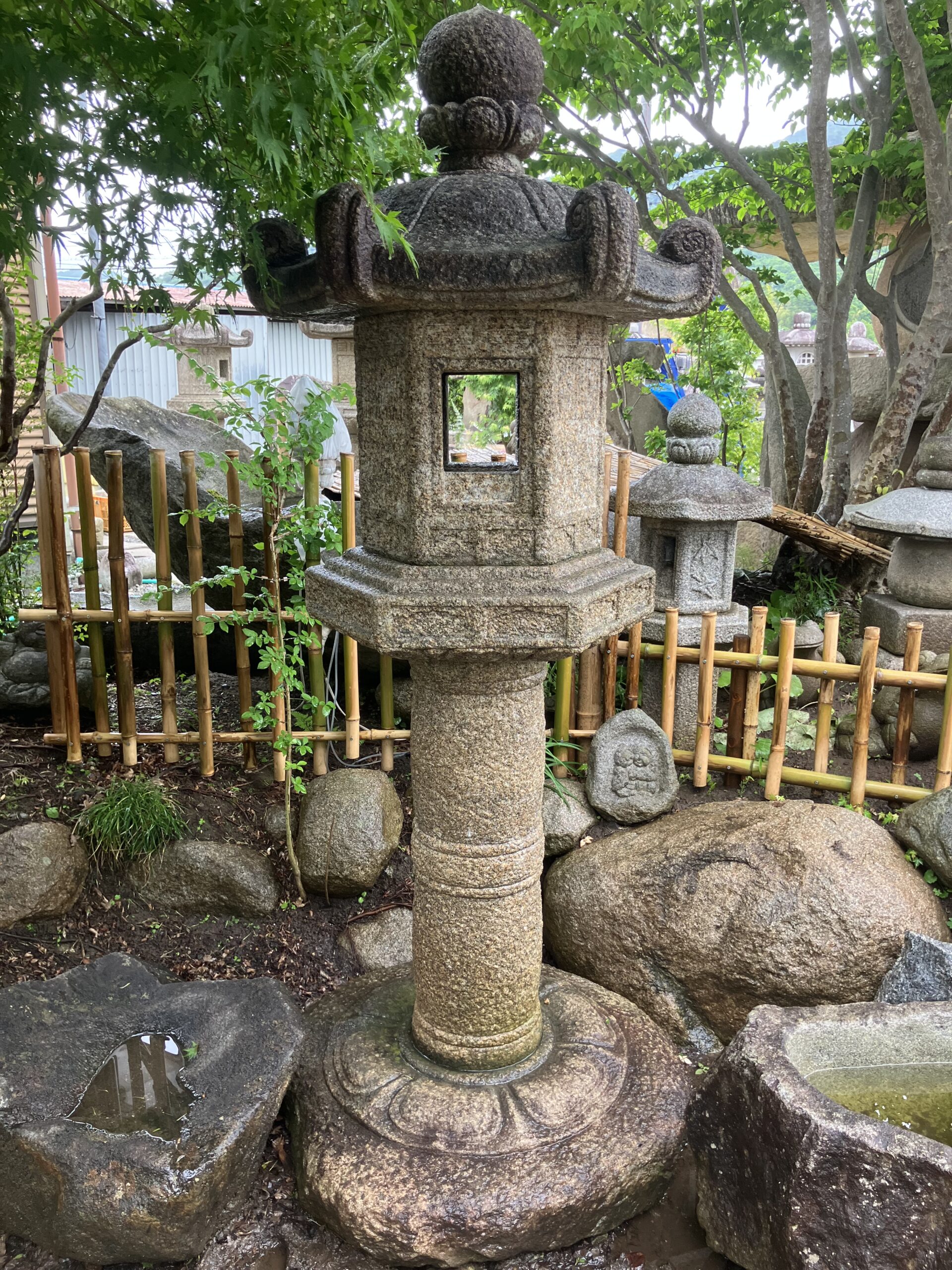 六角蕨手付形台付石灯籠