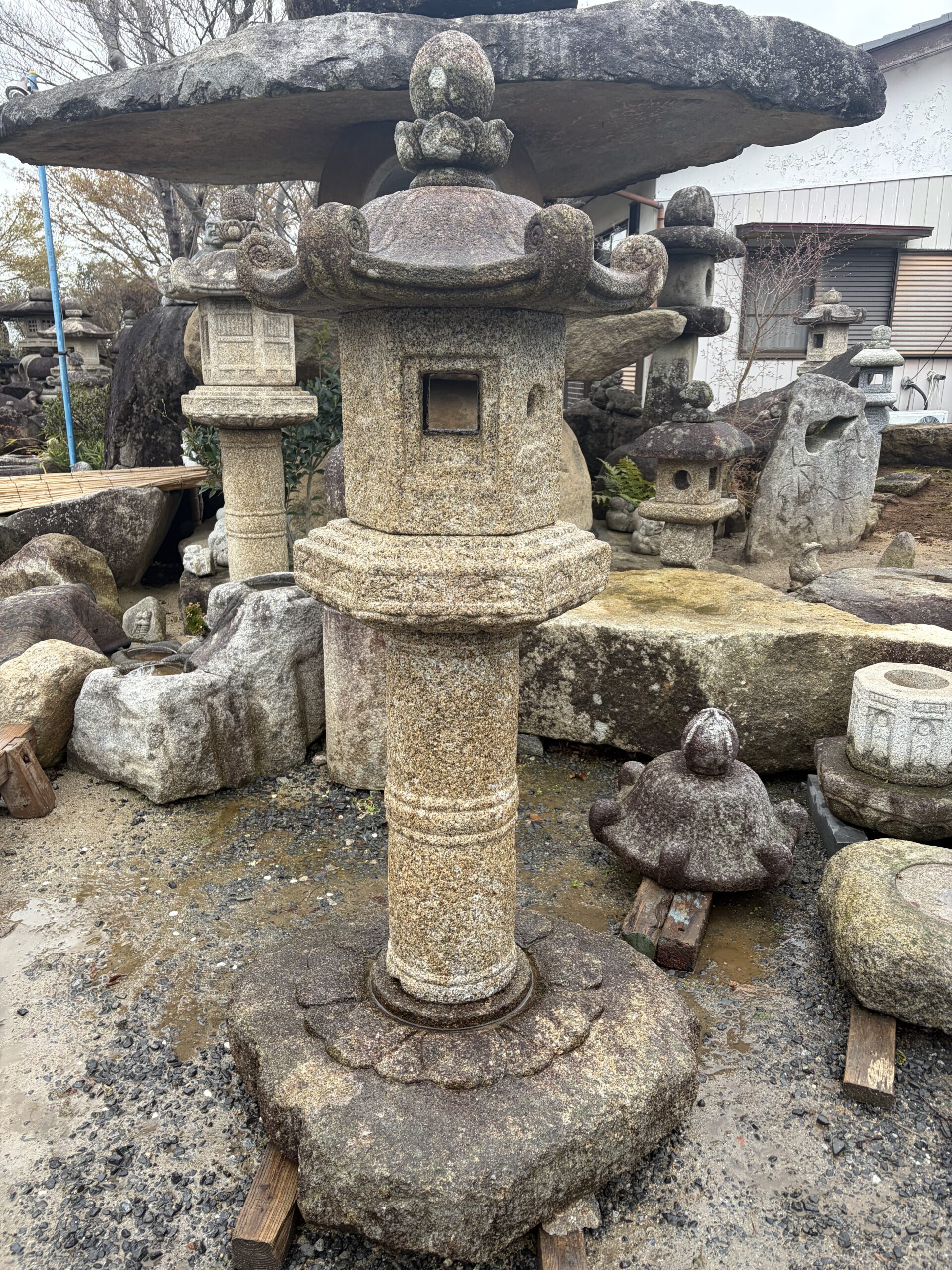 六角蕨手付形台付石灯籠