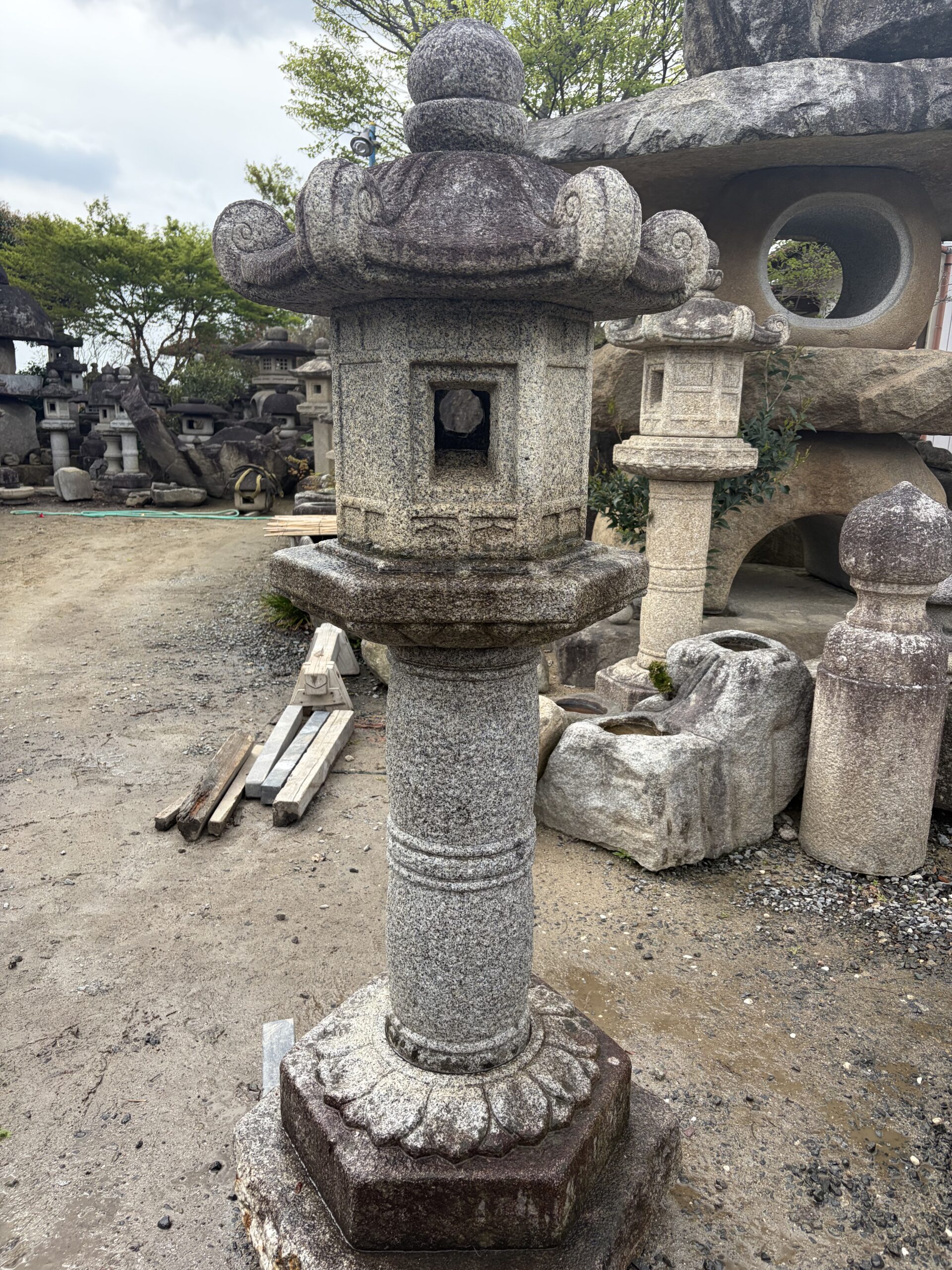 六角蕨手付形台付石灯籠